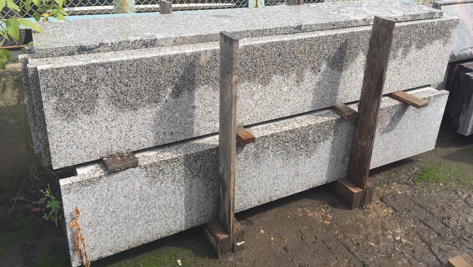 фото Ступени из гранита Возрождения термо на складе в Москве