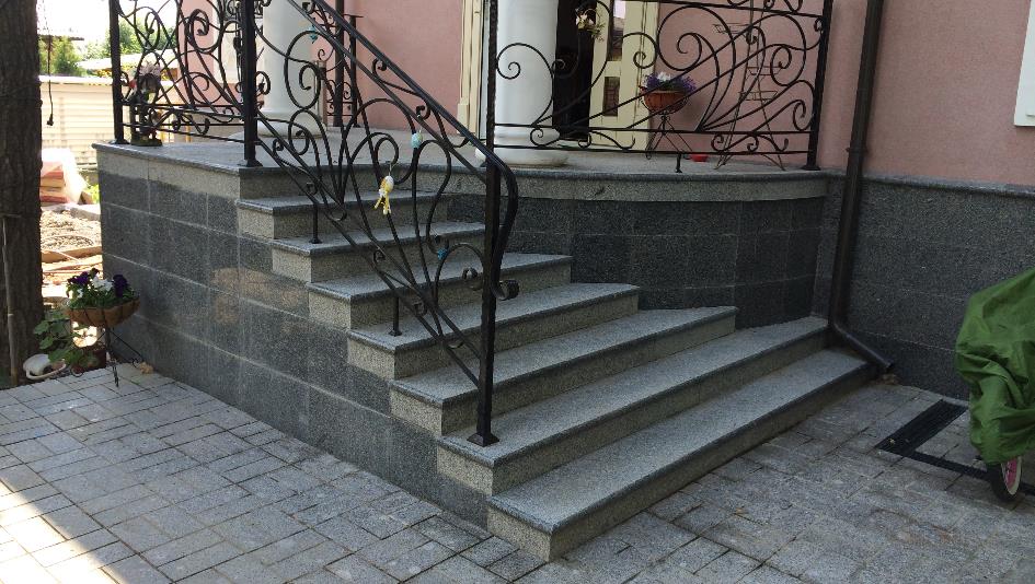 фото Крыльцо частного дома облицовано ступенями из Каменногорского гранита с полукруглым полированным торцом