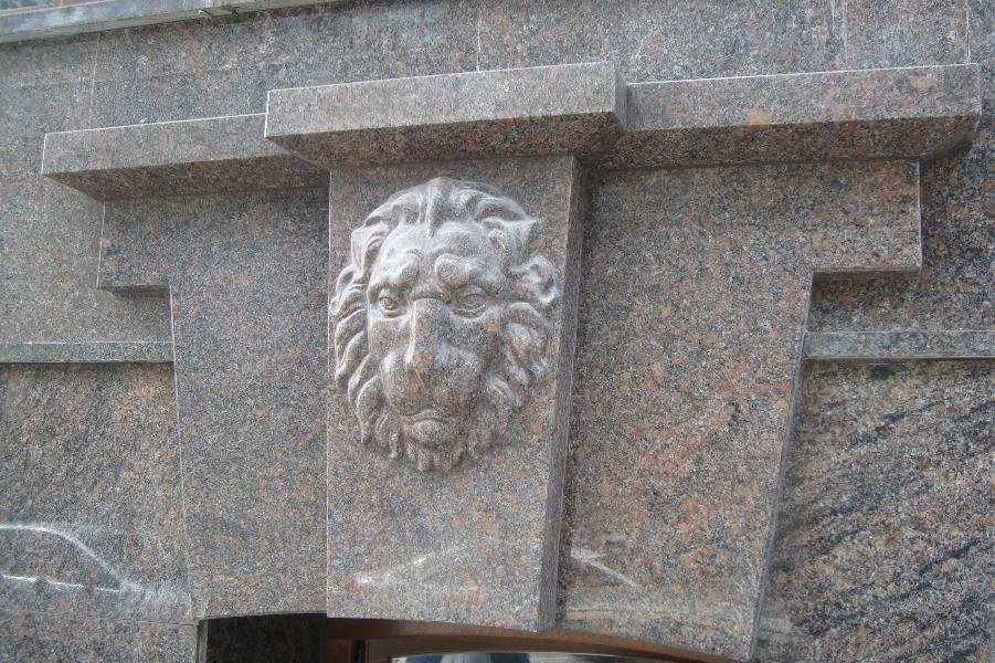 фото Гранитный замковый камень со львом