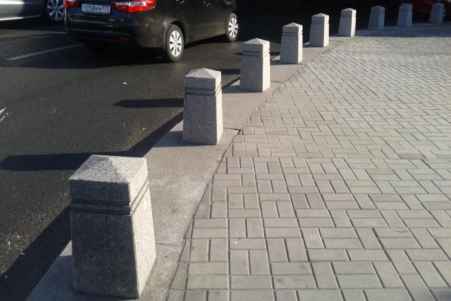 фото Гранитные парковочные столбы Возрождение на площади Рижского вокзала