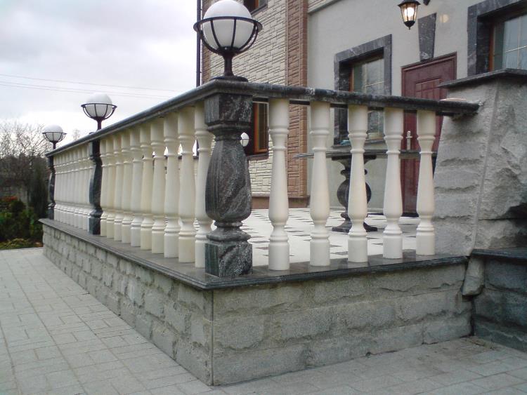 фото Балюстрада из Полоцкого мрамора (балясины) и Гранатового Амфиболита (столбы и поручни)